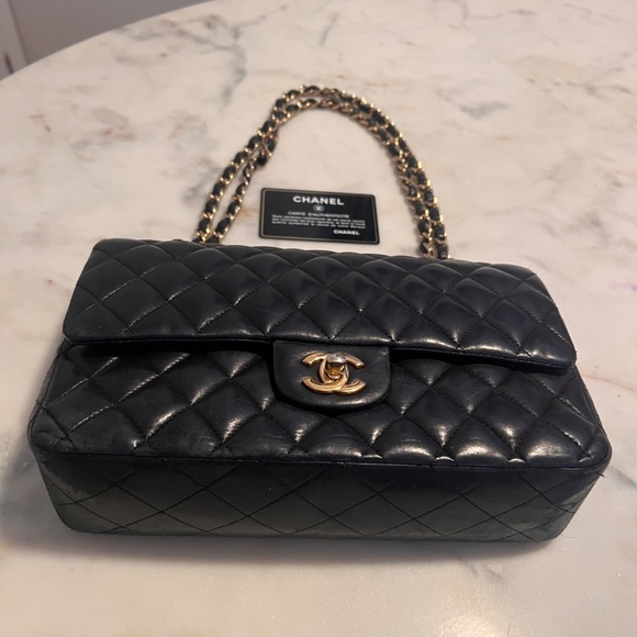 Chanel Quilted black CC leather Flap handbag - Picture 2 of 16